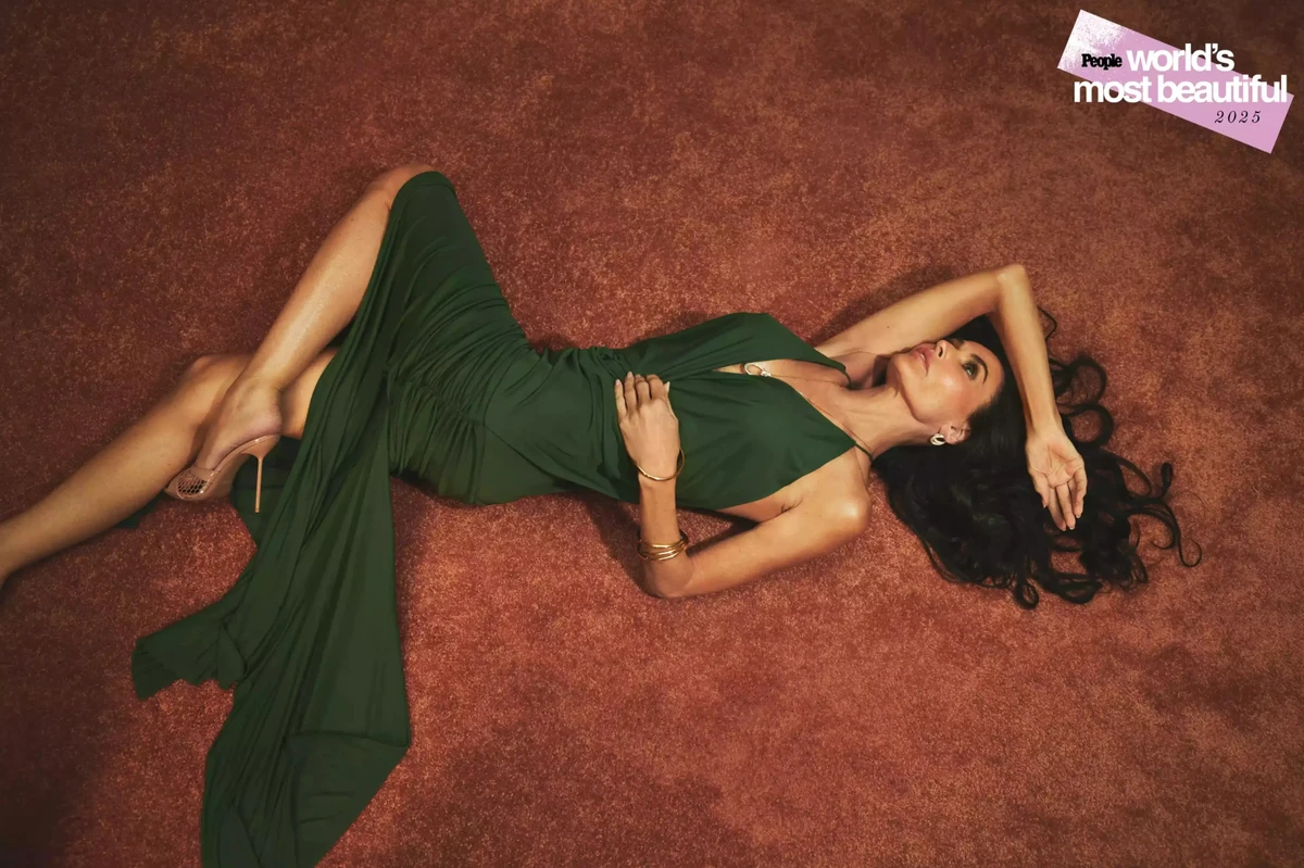 Демі Мур засвітила стрункі ноги та голі плечі на підлозі