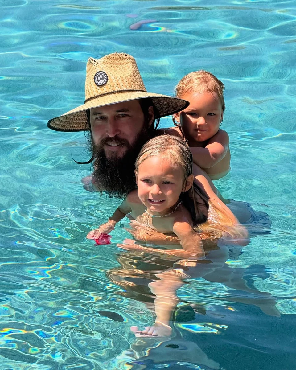 Кейт Хадсон показала свого коханого в басейні