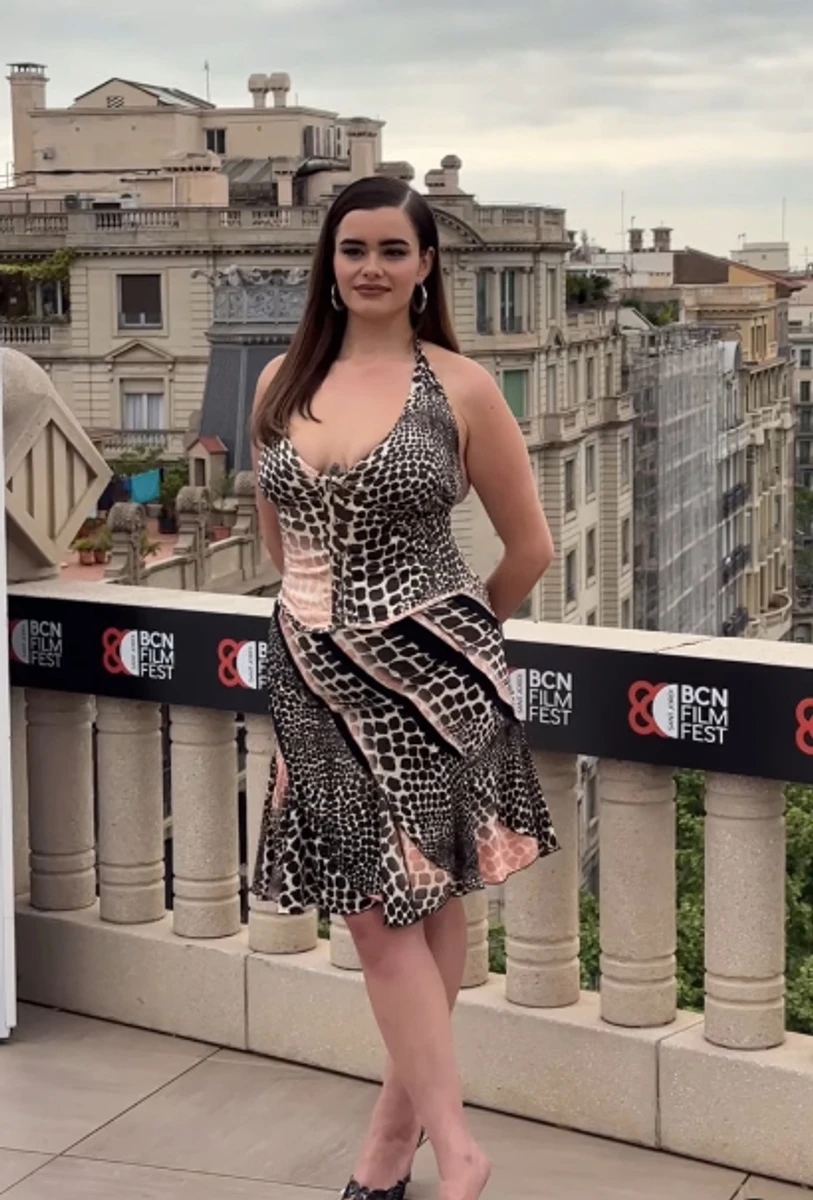 Акторка Барбі Феррейра показала схудлу фігуру в ніжній сукні