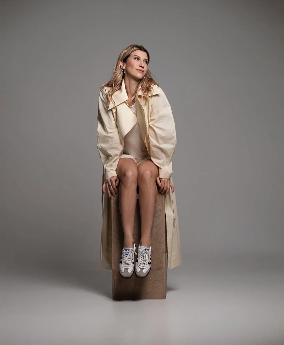 Луценко у тренчі і з голими ногами