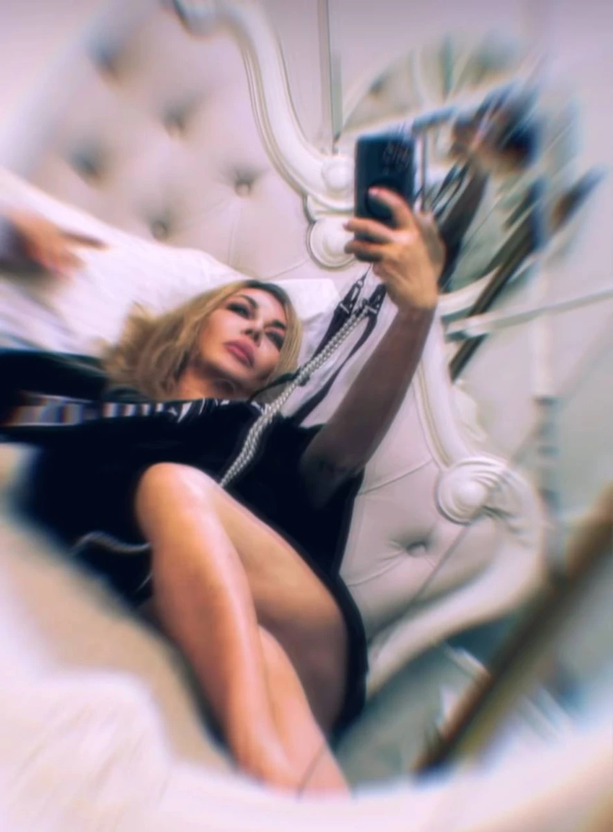 Білик у ліжку посвітила стегном