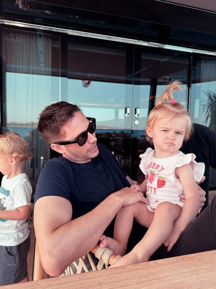 Періс Хілтон замилувала фото з чоловіком і дітьми на відпочинку