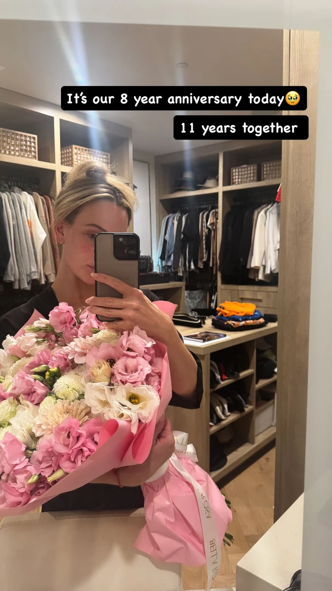 Макс Чмерковський подарував дружині букет квітів на 8-му річницю