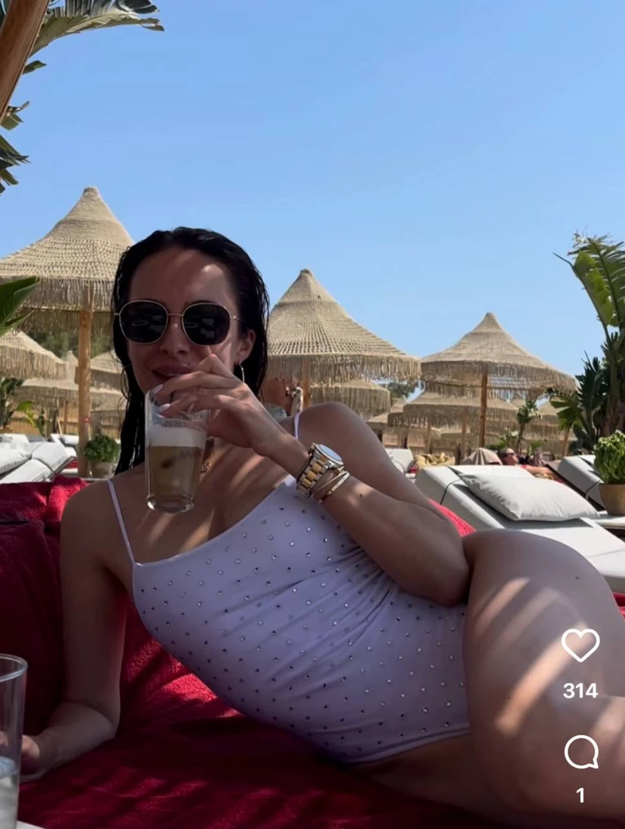 Христина Горняк у монокіні позасмагала на пляжі