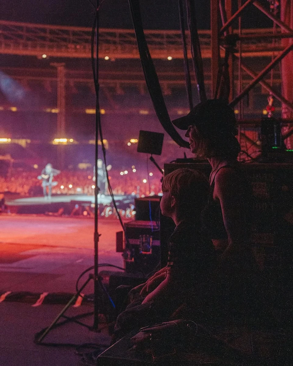 Джессіка Біл показала, як із сином підтримувала Тімберлейка на концерті