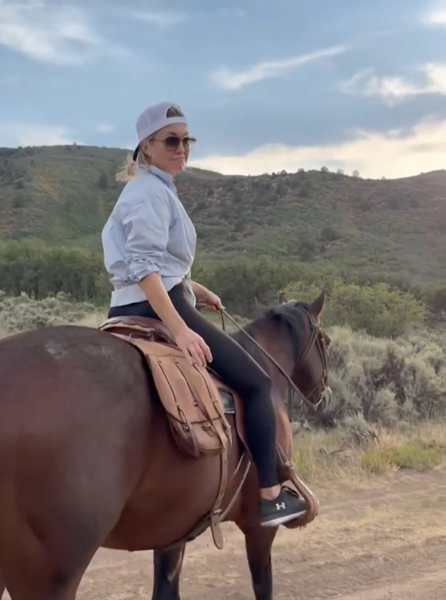 Кейт Хадсон у лосинах попозувала верхом на коні