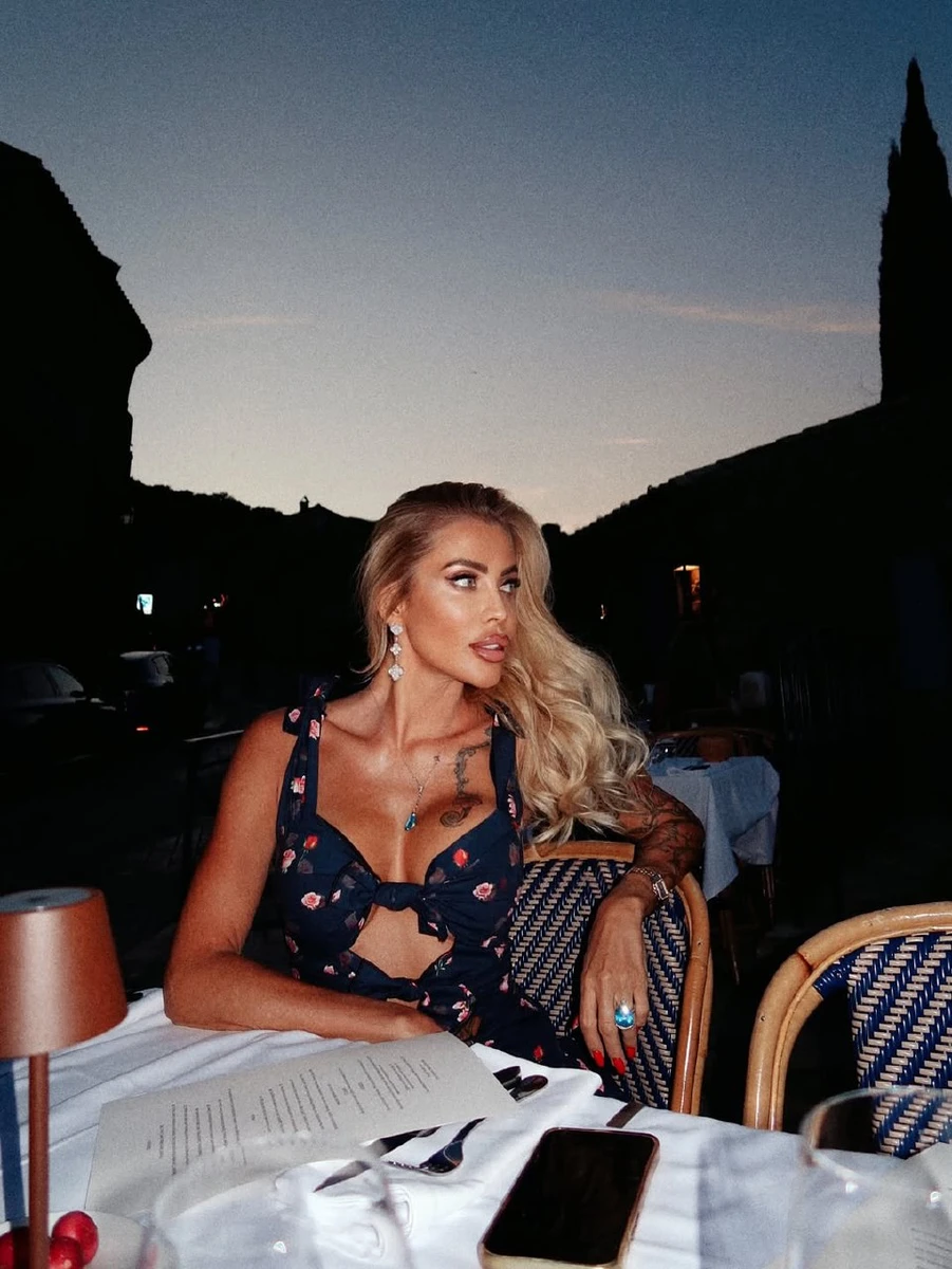 Крук випнула декольте