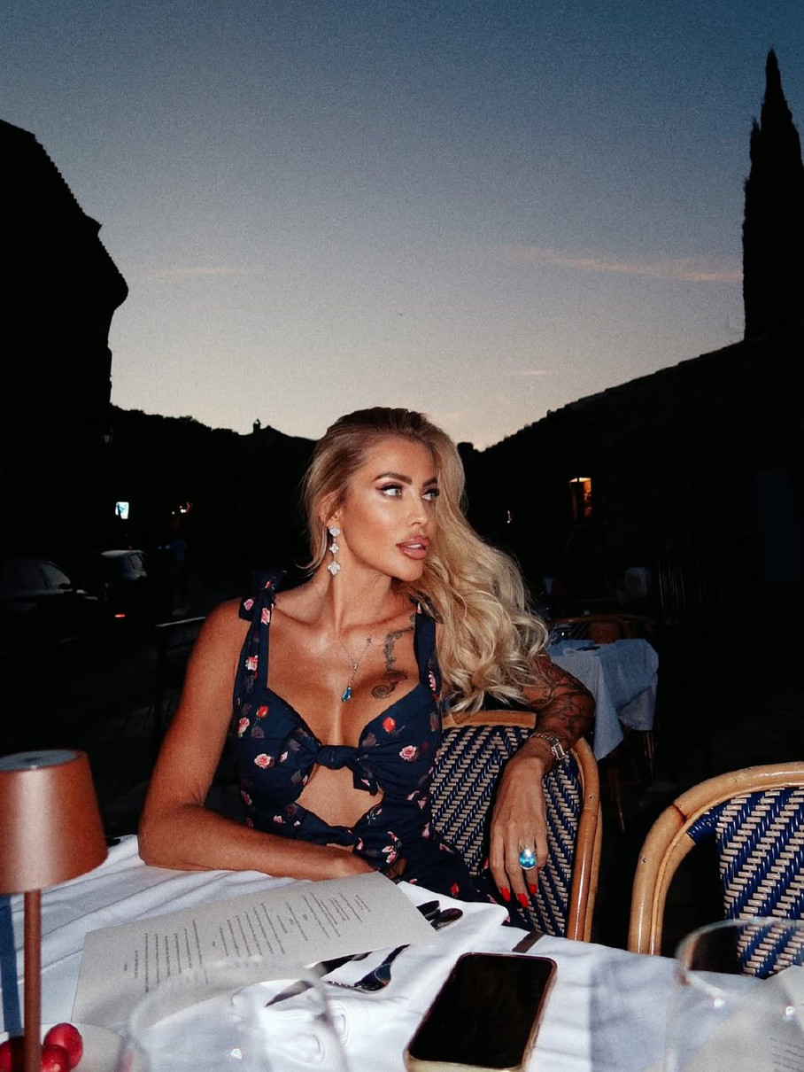 Крук випнула декольте