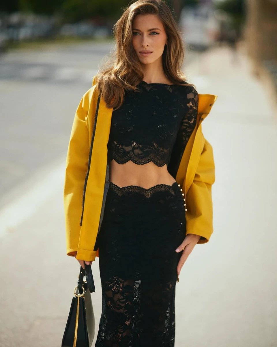 Онука Ротару наробила фото у модному образі