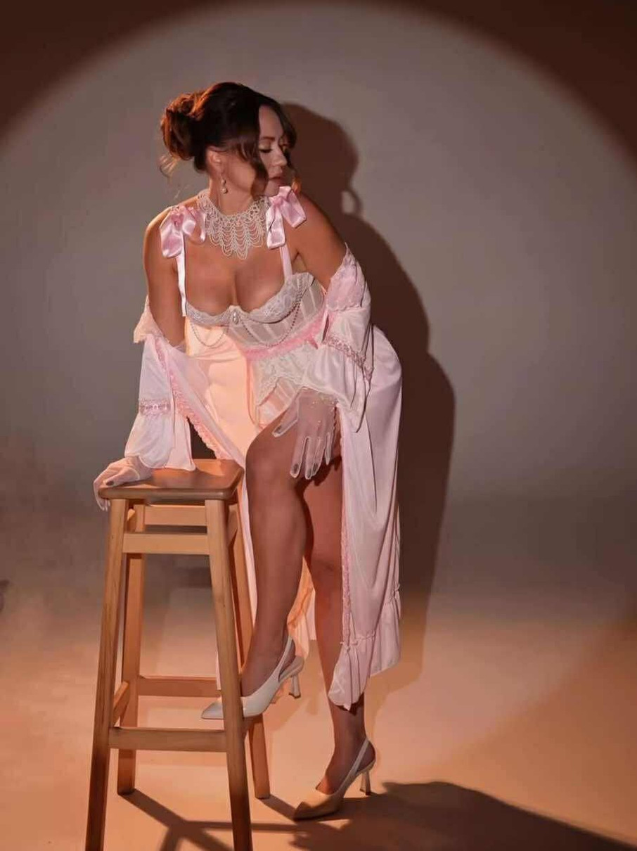 Анна Саліванчук у рожевому корсеті