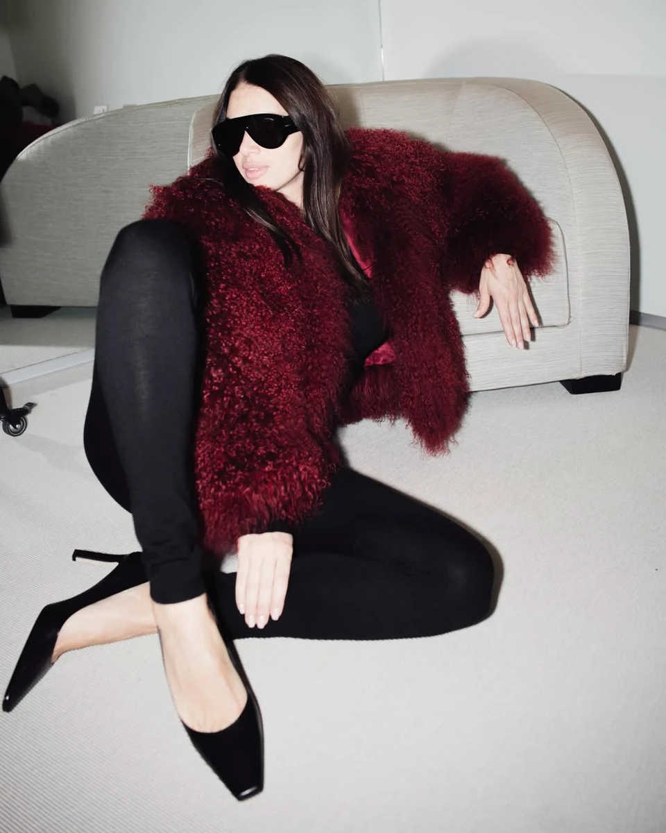 Дружина Усика у лосинах і шубі попозувала на підлозі