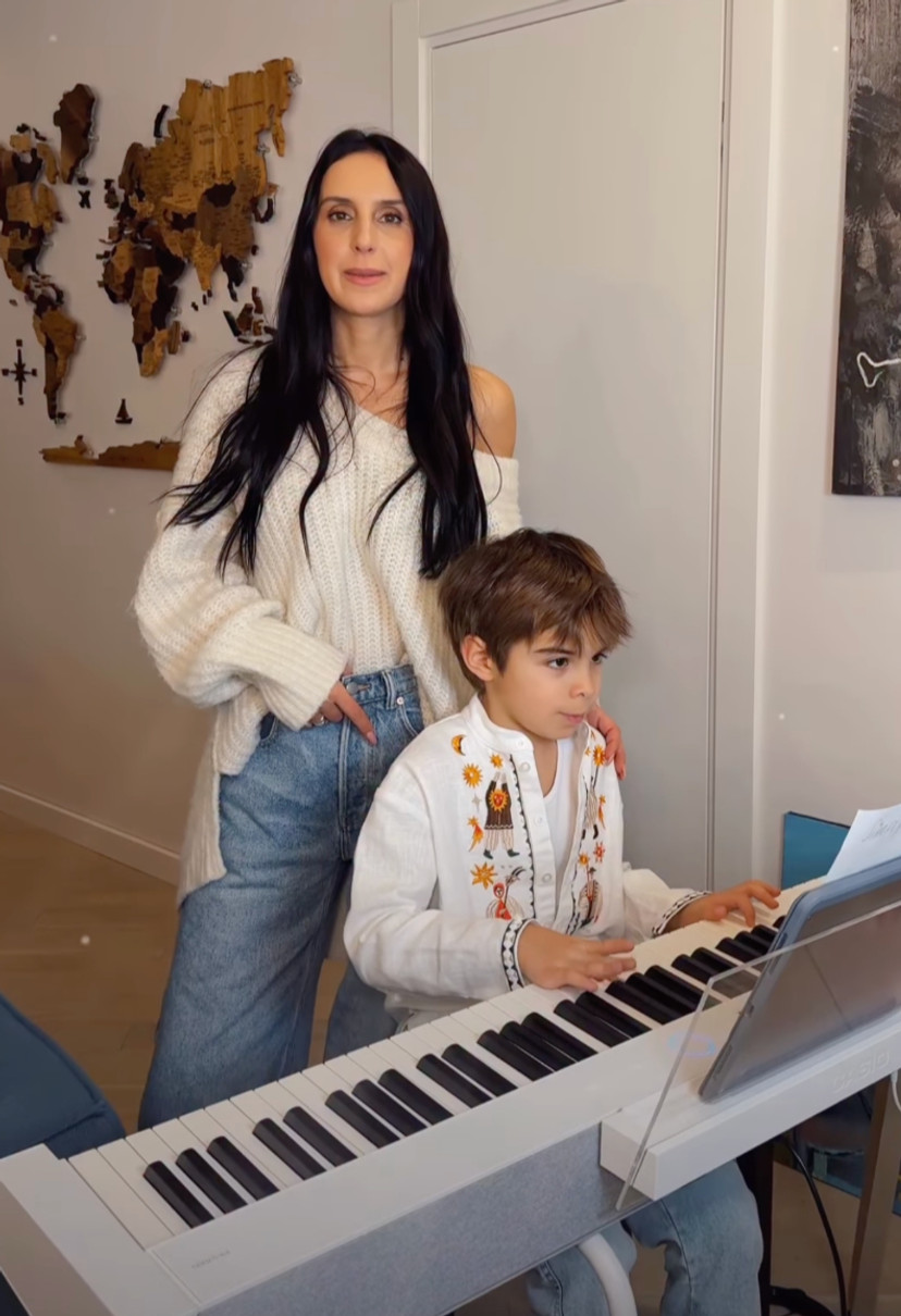 Джамала заспівала з 7-річним сином щедрівку