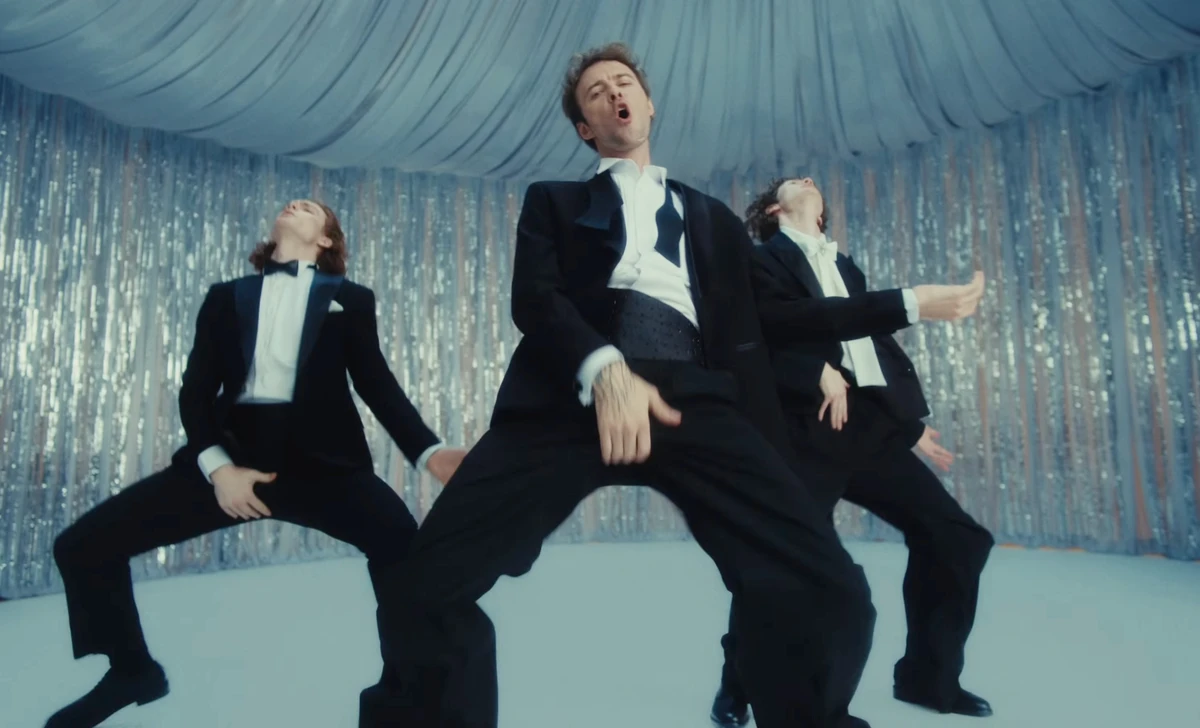 Макс Барських у смокінгу влаштував звабні танці в кліпі