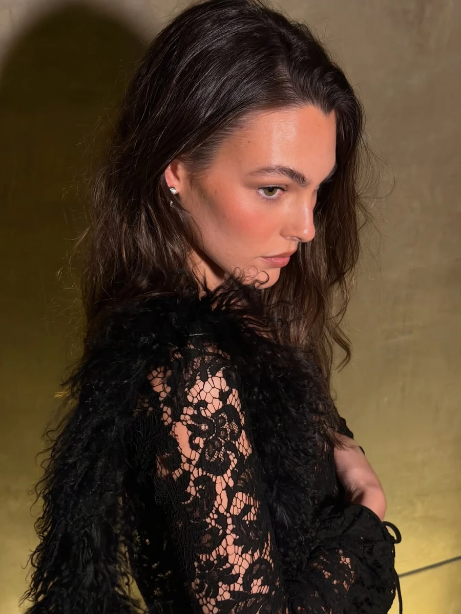 Дівчина ДіКапріо у прозорій короткій сукні похвалилася тілом на фото