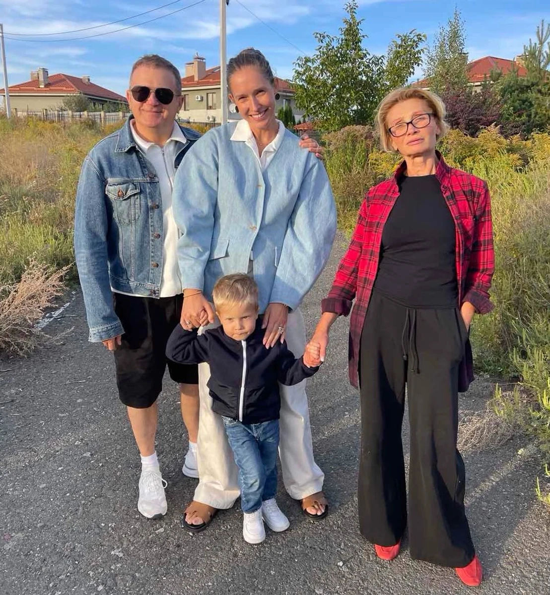 Катерина Осадча з чоловіком, сином і мамою