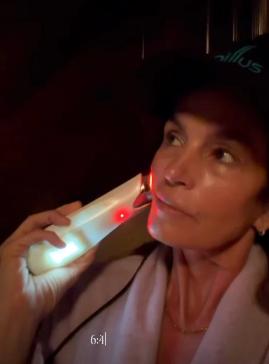 Сінді Кроуфорд робить інфрачервону терапію