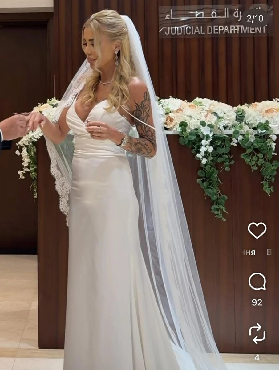 Щаслива наречена так і не показала обличчя свого нареченого, зате засвітила його червоний паспорт