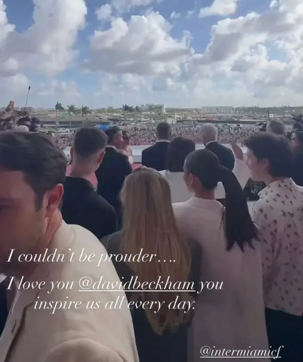 Вікі поділилася відео, яке знімали глядачі. На ньому можна поміти 21-річного Круза у білій сорочці, його дівчину Джекі Апостел у білому кейпі та Харпер у сірому піджаку