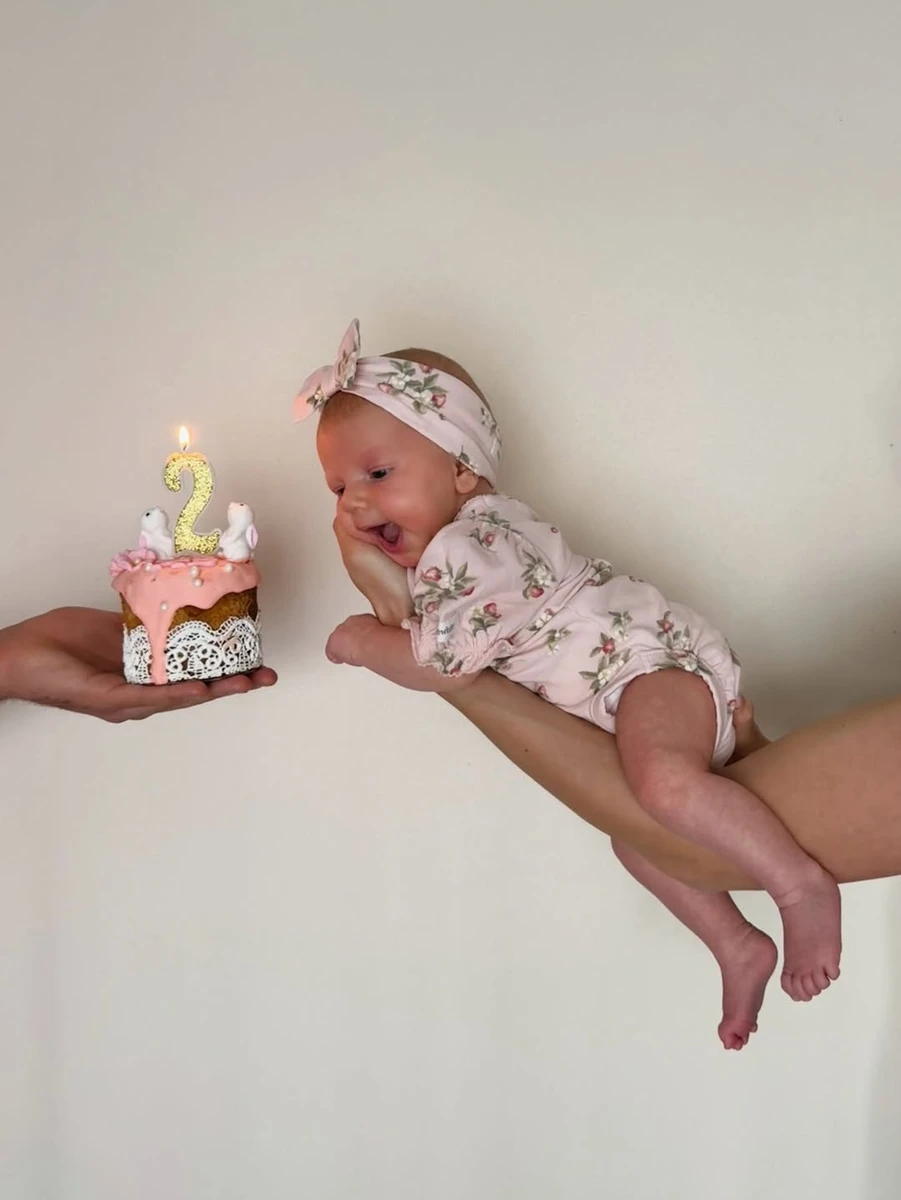 Схоже, маленька вже готова скуштувати смаколик 