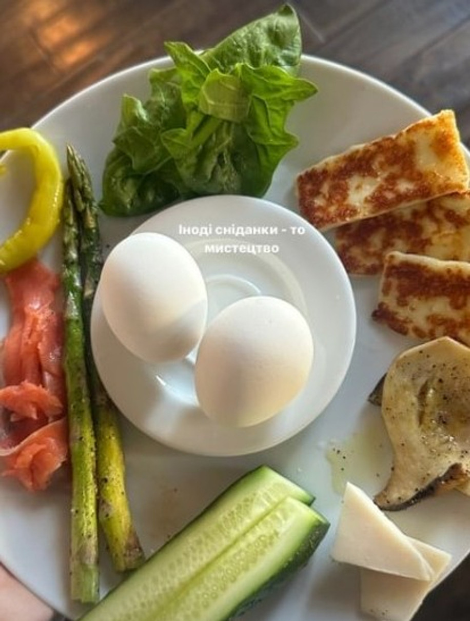 Ідеї сніданків можуть бути різні. У Наді він складається з яєць, овочів, зелені, морепродуктів, сиру