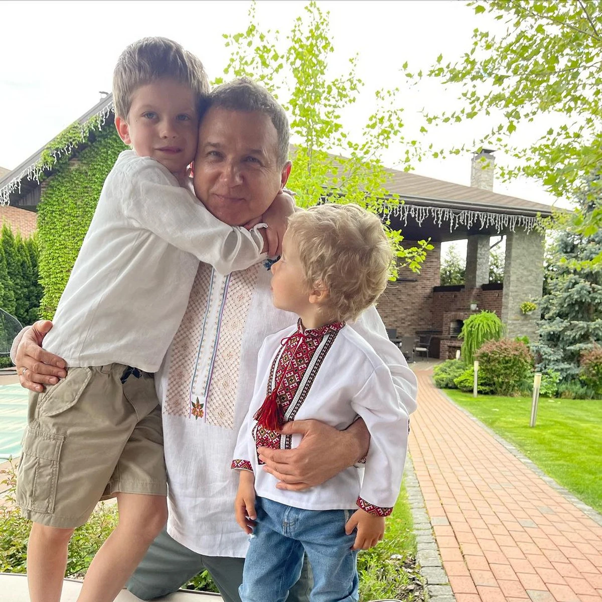 Святкові обійми тата і синів