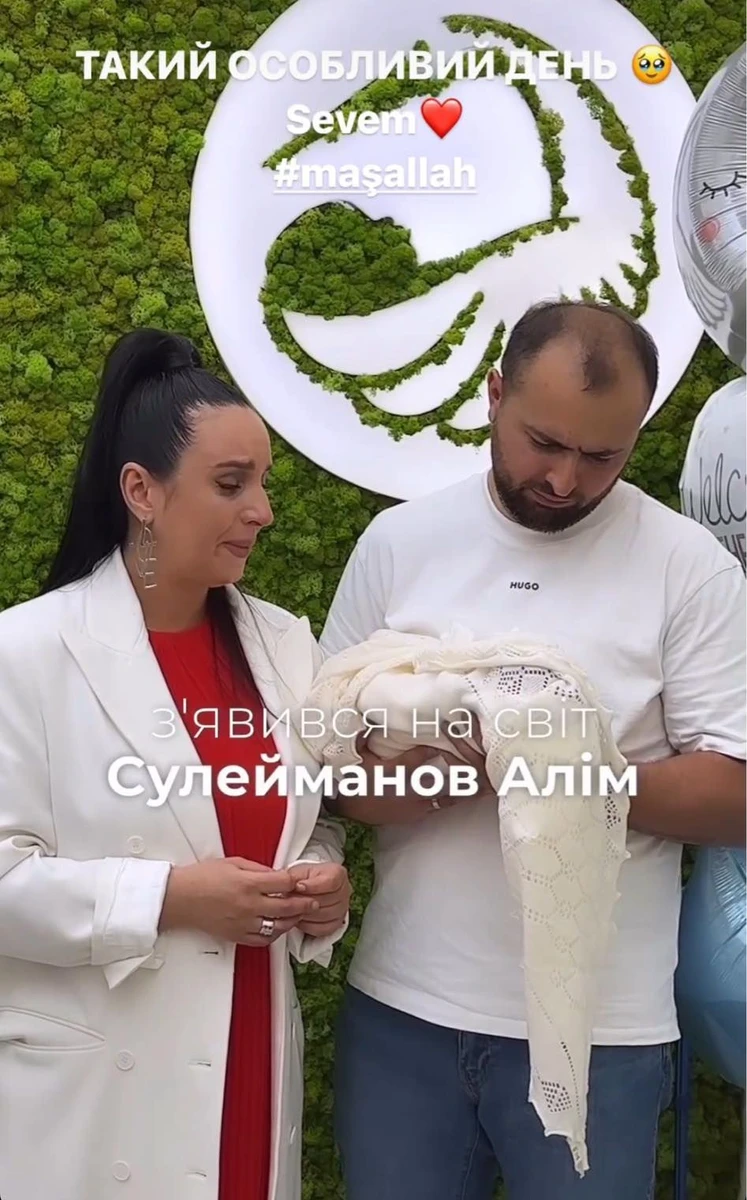 Джамала розплакалася, дивлячись на новонародженого синочка Аліма на руках у його тата Бекіра 