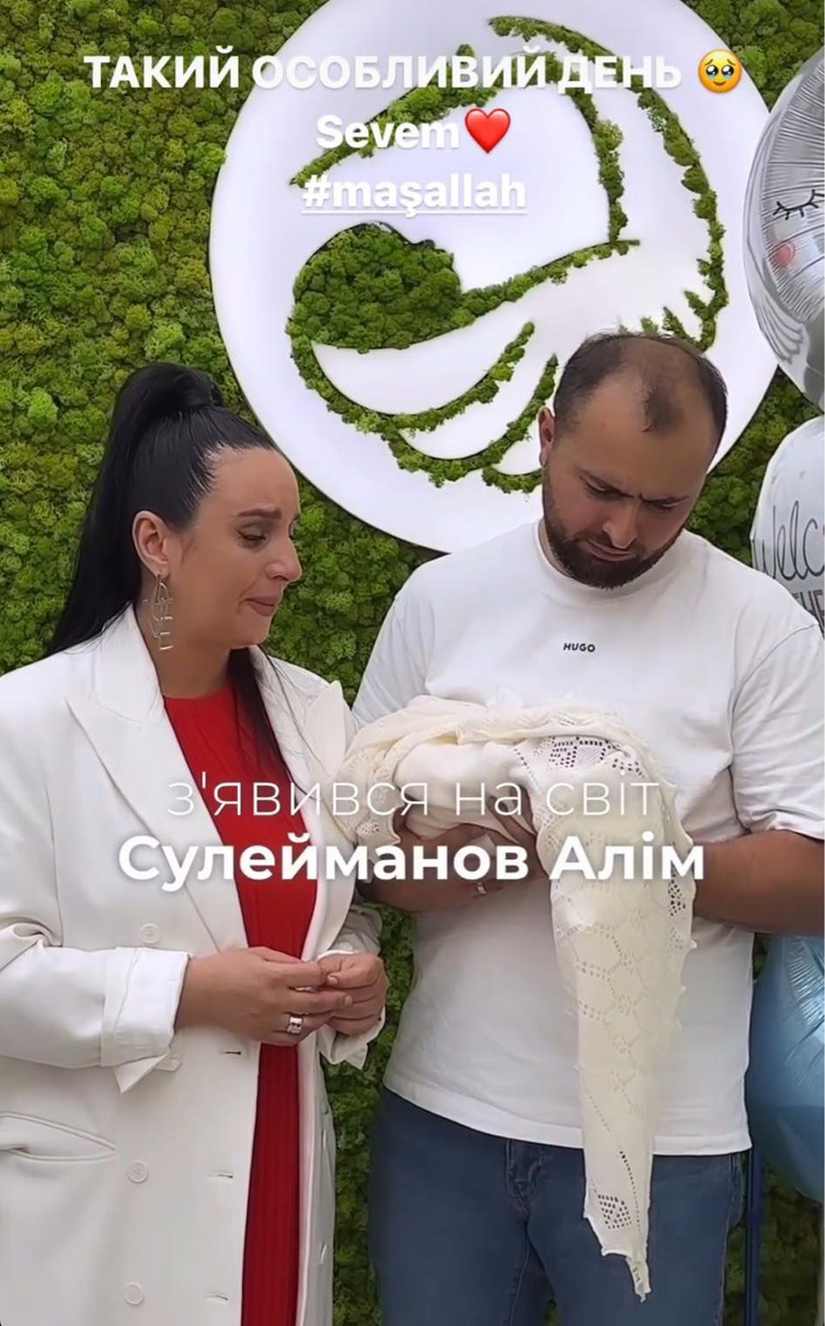 Джамала розплакалася, дивлячись на новонародженого синочка Аліма на руках у його тата Бекіра