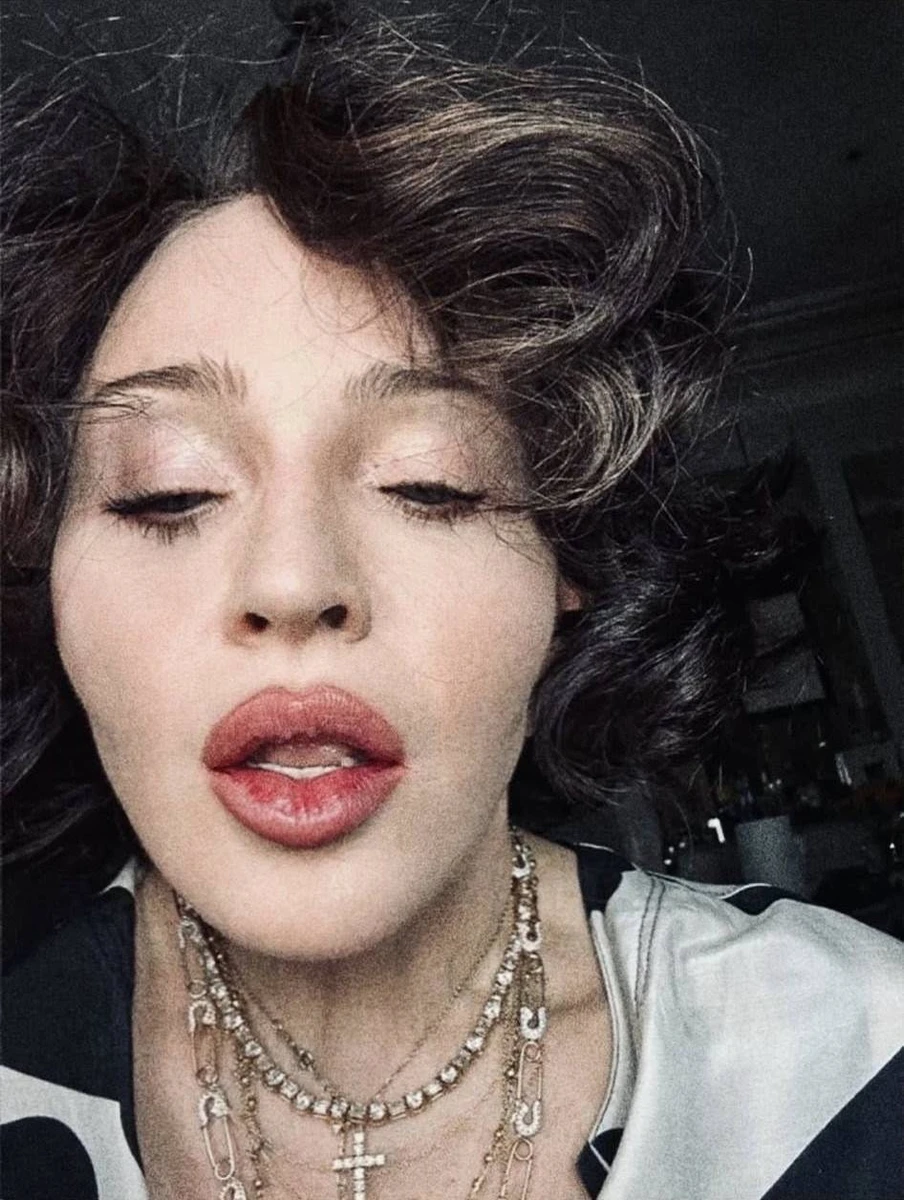 Сама співачка - теж багатодітна мати