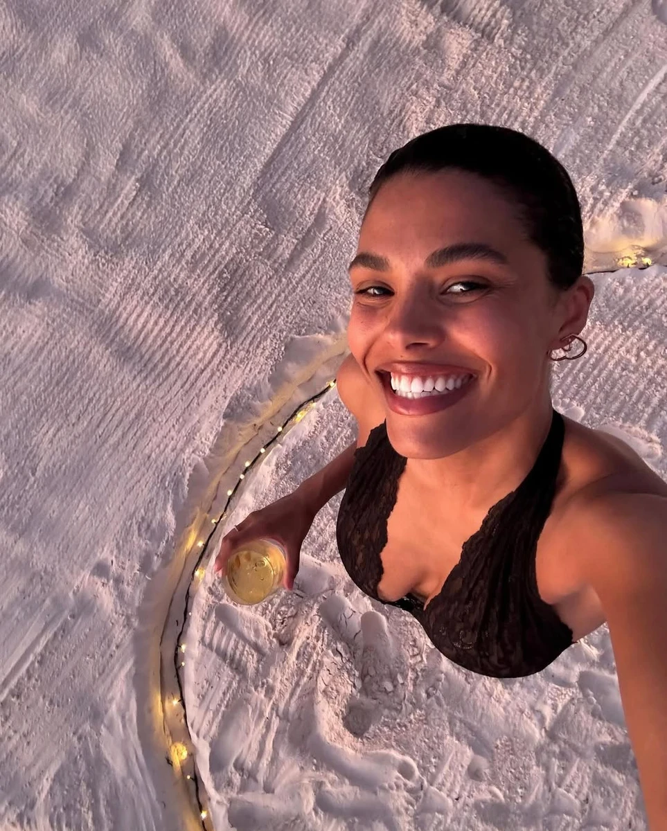 Тіна Кунакі усміхнено попозувала на пляжі з келихом