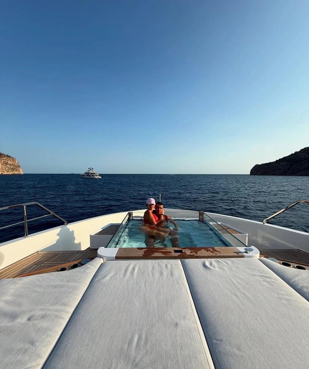 Наречена Роналду в бікіні посиділа на колінках у коханого на яхті