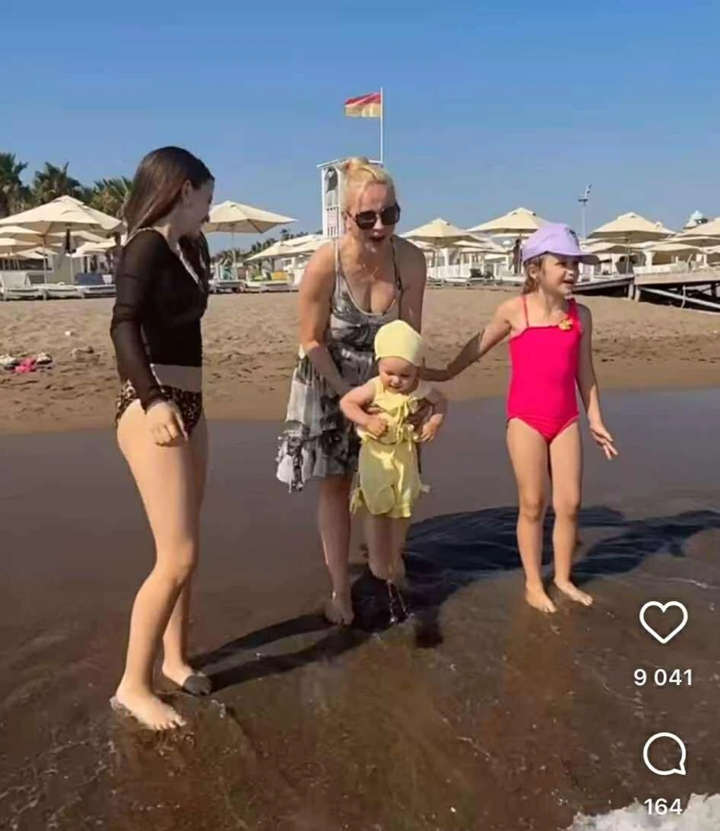 Ребрик із дочками на морі