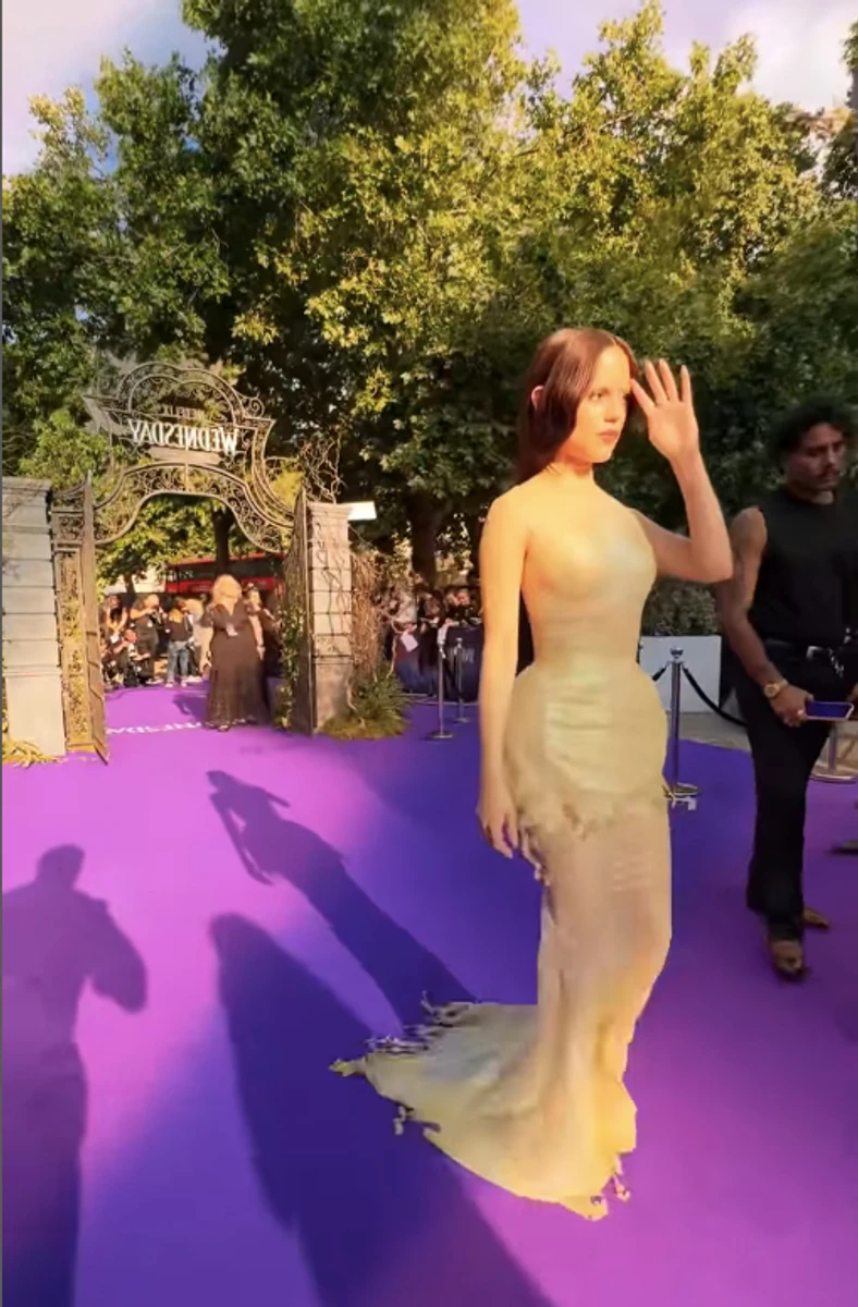 Дженна Ортега у сексі сукні похвалилася формами на прем'єрі Венздей