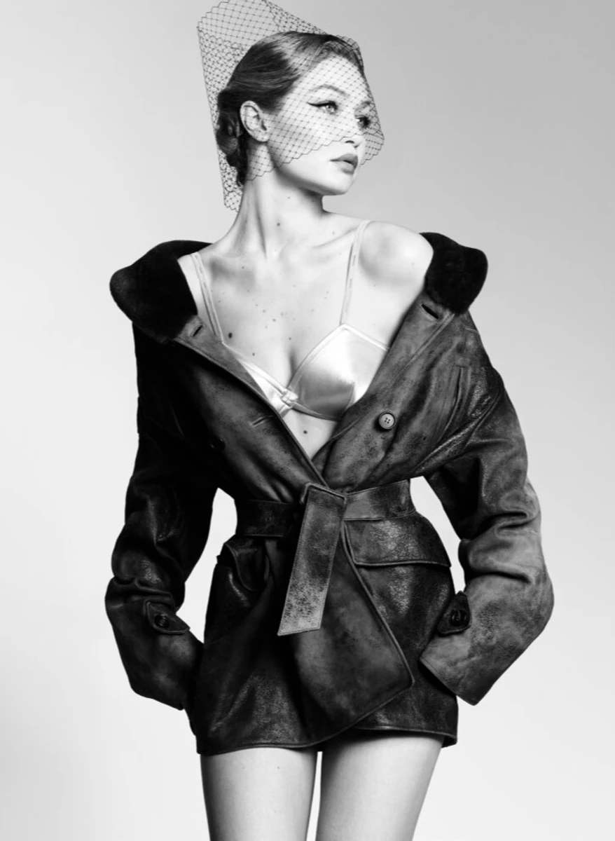 Джіджі Хадід у розстібнутому піджаку посвітила бюстом та стегнами