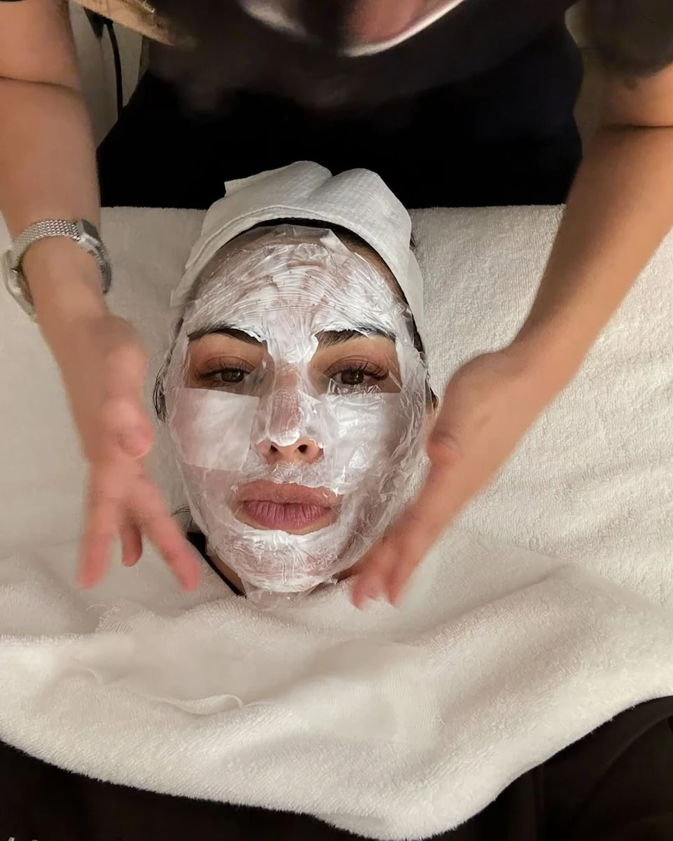 Кім Кардашян зробила експериментальні косметологічні процедури в Кореї