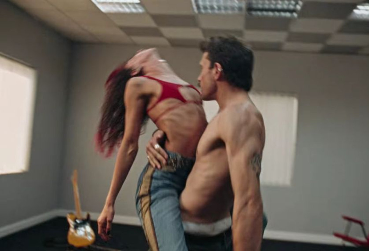 Каднай з голим торсом