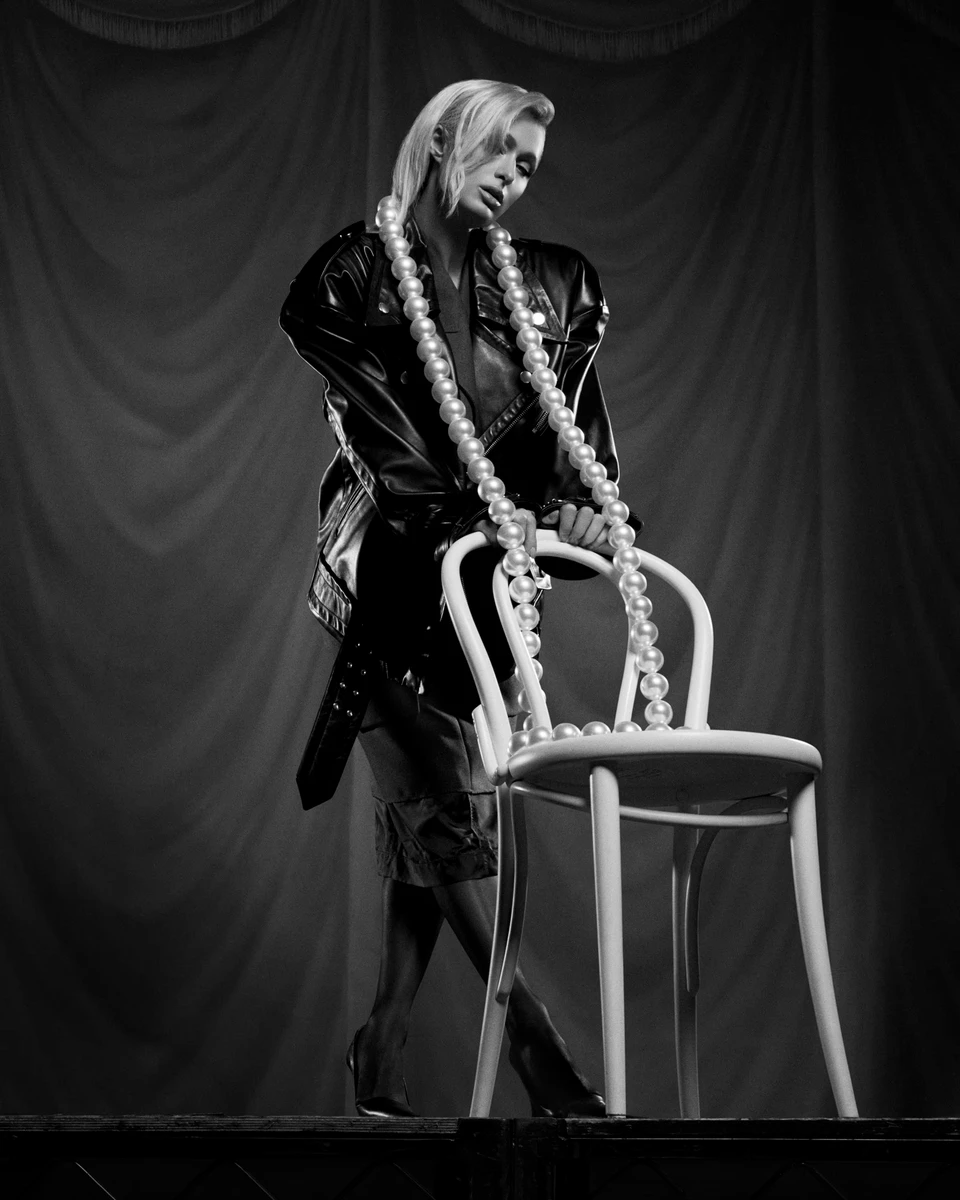 Періс Хілтон у шкірянці та з великими перлами попозувала біля стільця