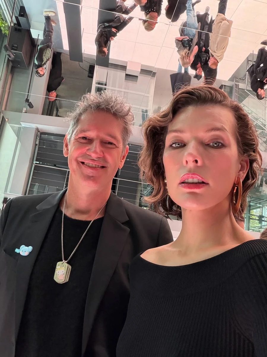 Міла Йовович заселфилася з чоловіком