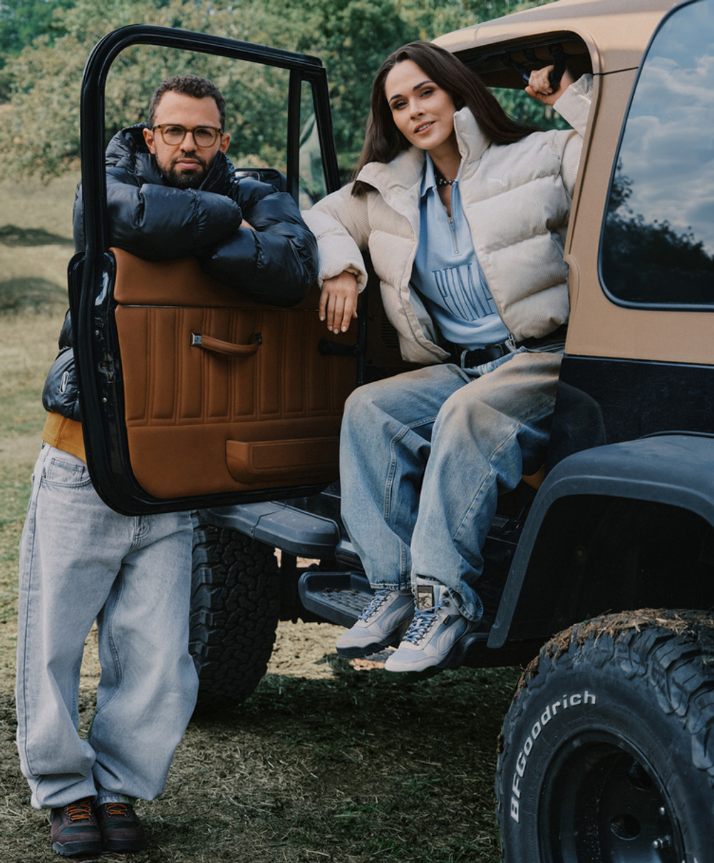 Юлія Саніна і Антон Птушкін зазнімкувалися біля автівки для реклами спортивного одягу