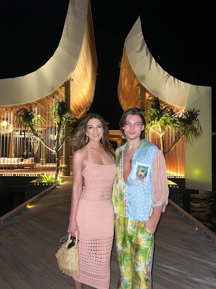 Ліз Херлі попозувала зі своїм сином для фото