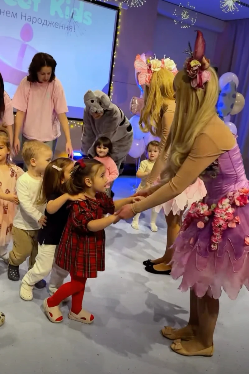 Дочка Олександра Усика погралася з аніматором на своєму святі