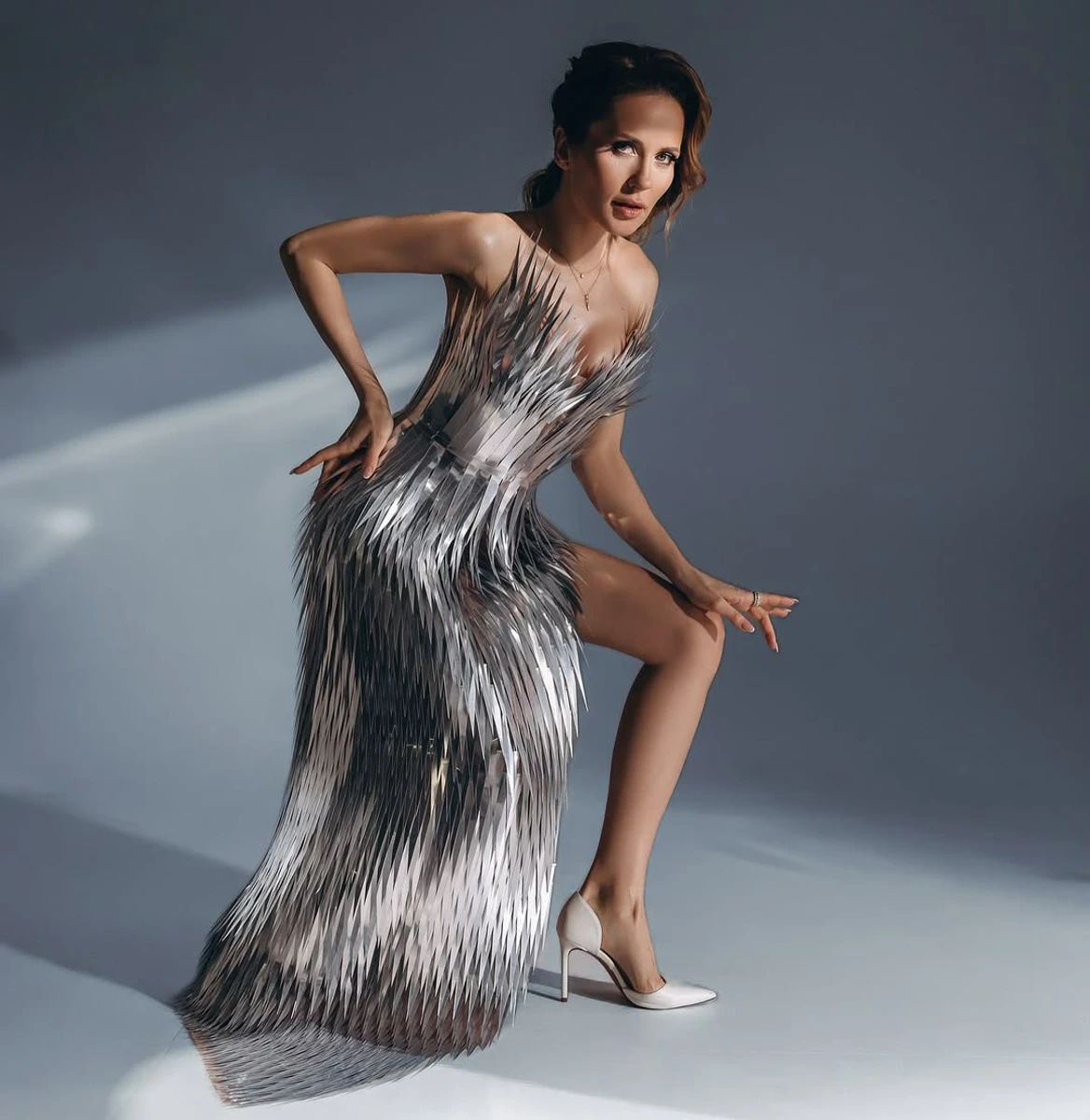 Наталка Денисенко виставила ніжку для фото у блискучій сукні