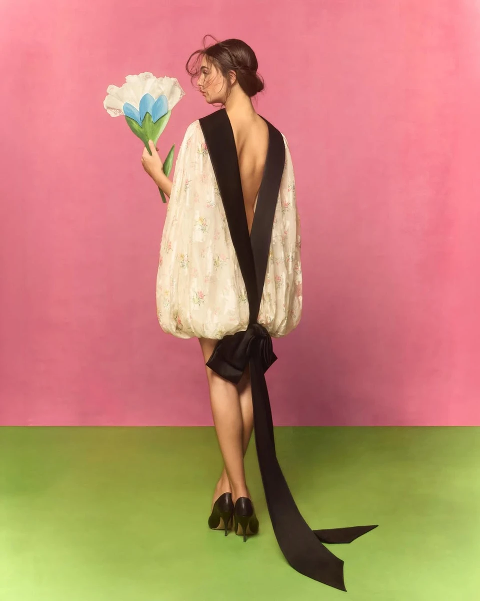 Дева Кассель засвітила оголену спину у сукні з розрізом