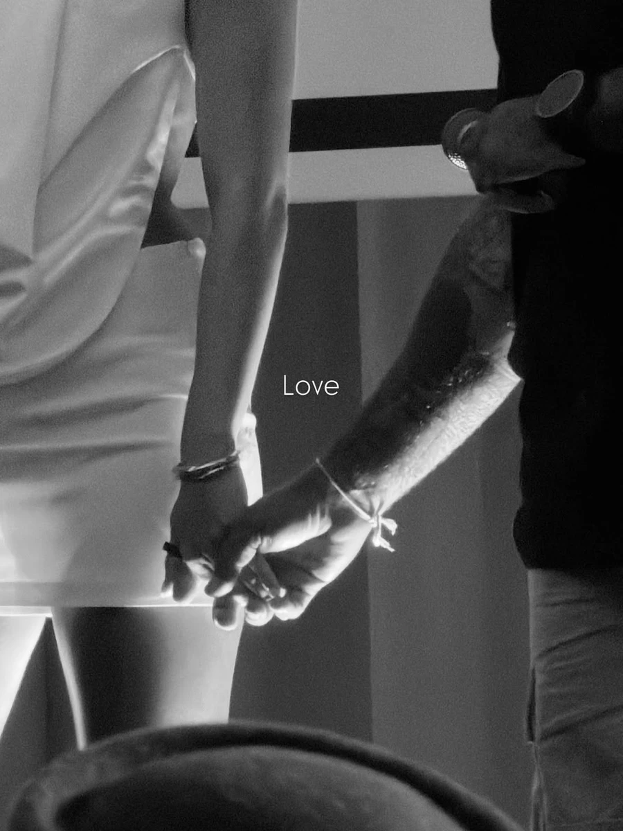 Lida Lee і Даніель Салем потрималися за руки на сцені