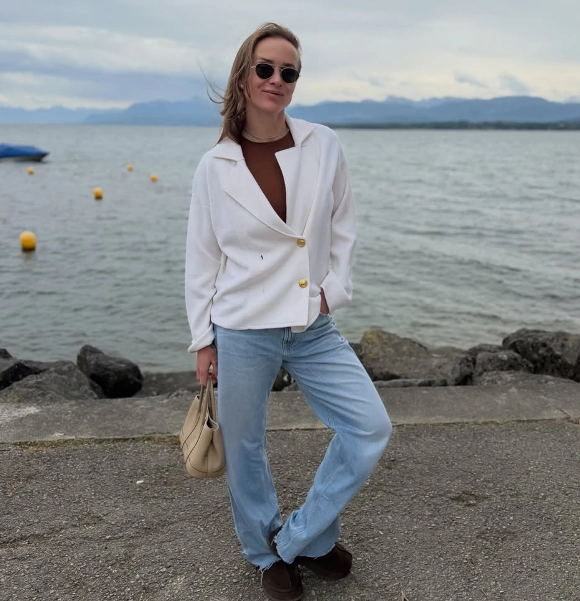 Еліна Світоліна у стильному луці попозувала коло води