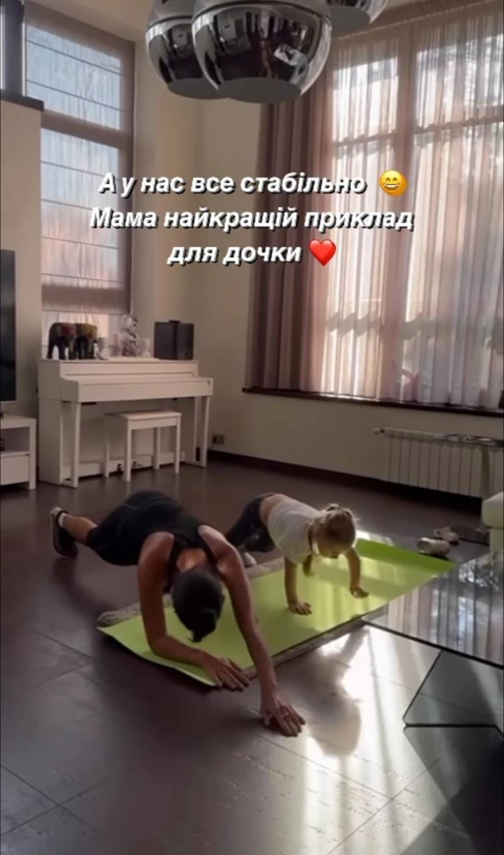 Дівчата в планці тренують м'язи пресу