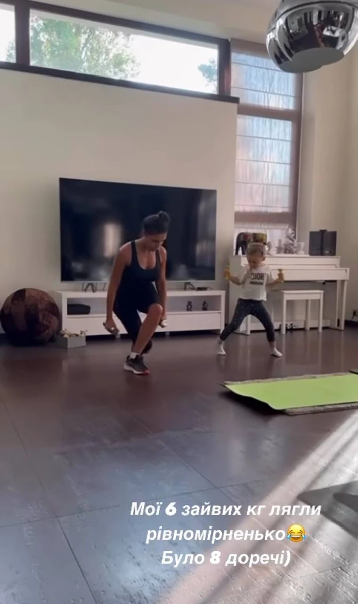 Судячи з закадрового голосу, дівчата займаються з тренером