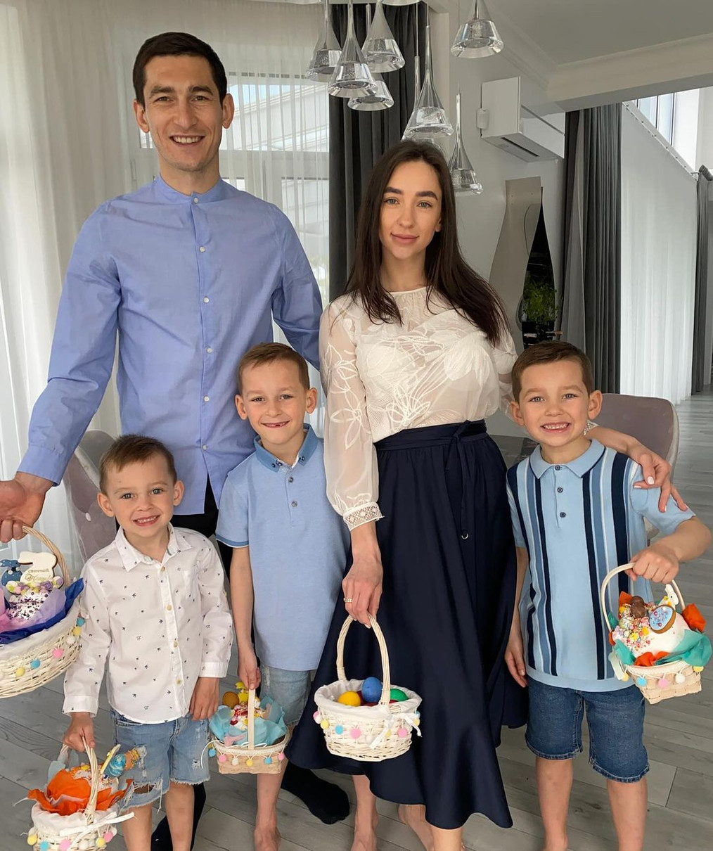 Тарас Степаненко з дружиною та дітьми