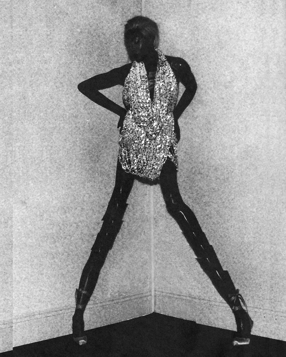 Наомі Кемпбелл в екстравагантній фотосесії посвітила ногами