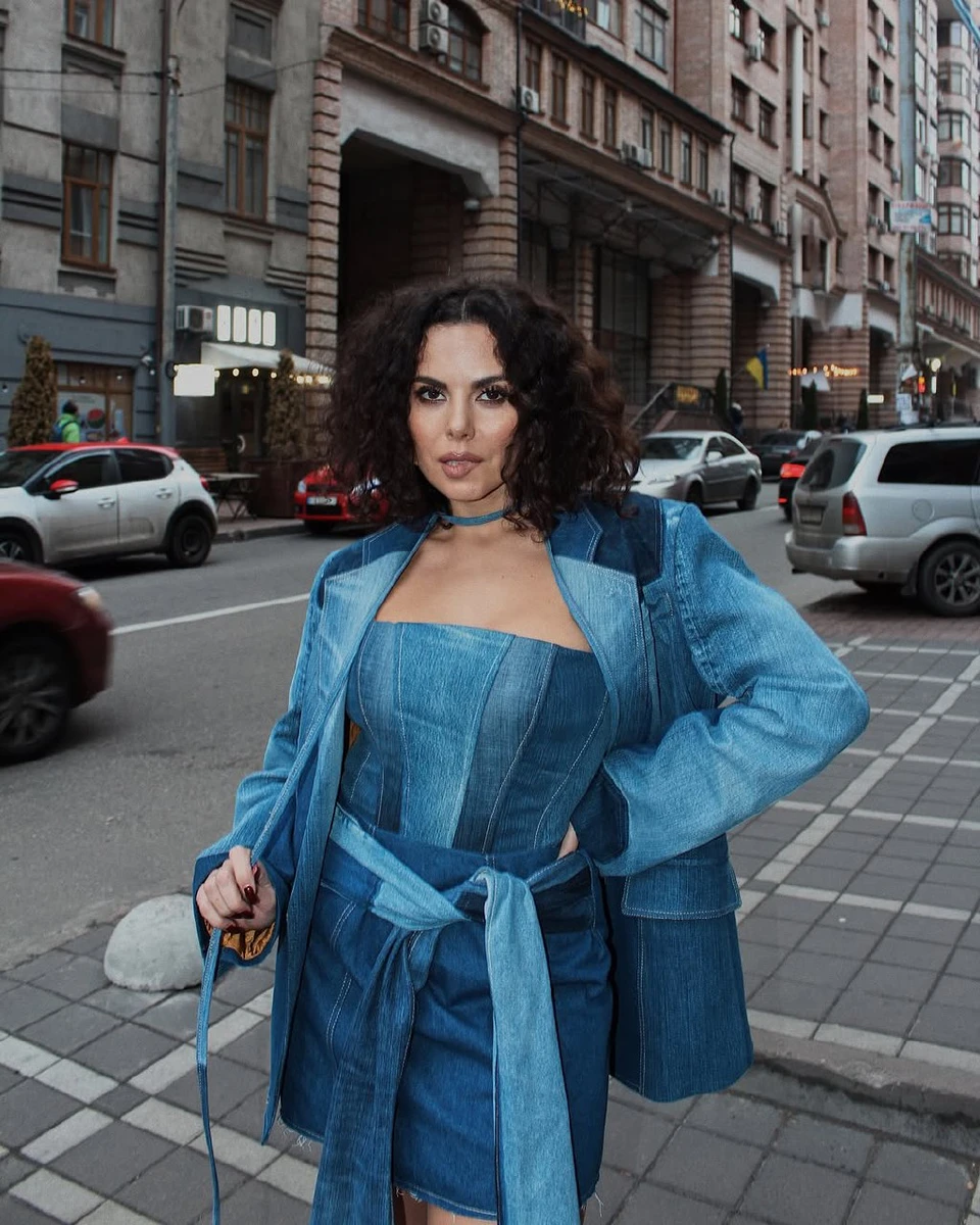 Каменських у денімі посвітила фігурою