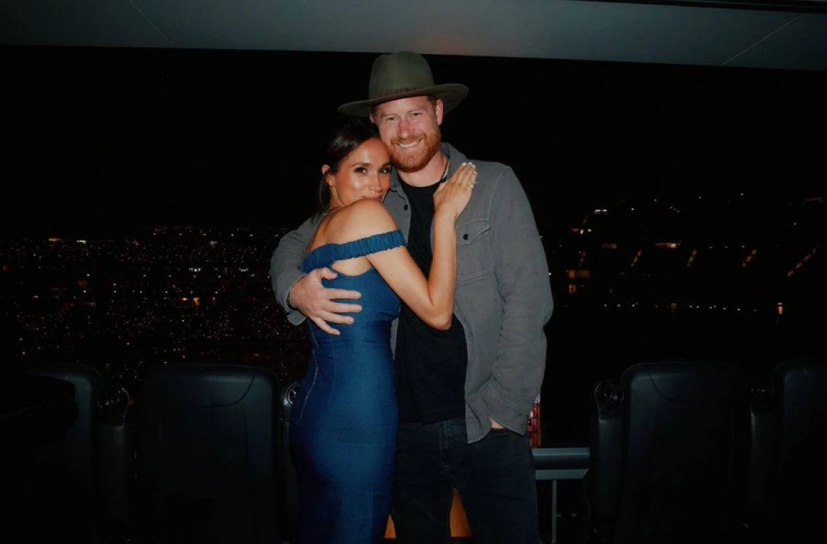 Меган Маркл обіймає чоловіка на концерті